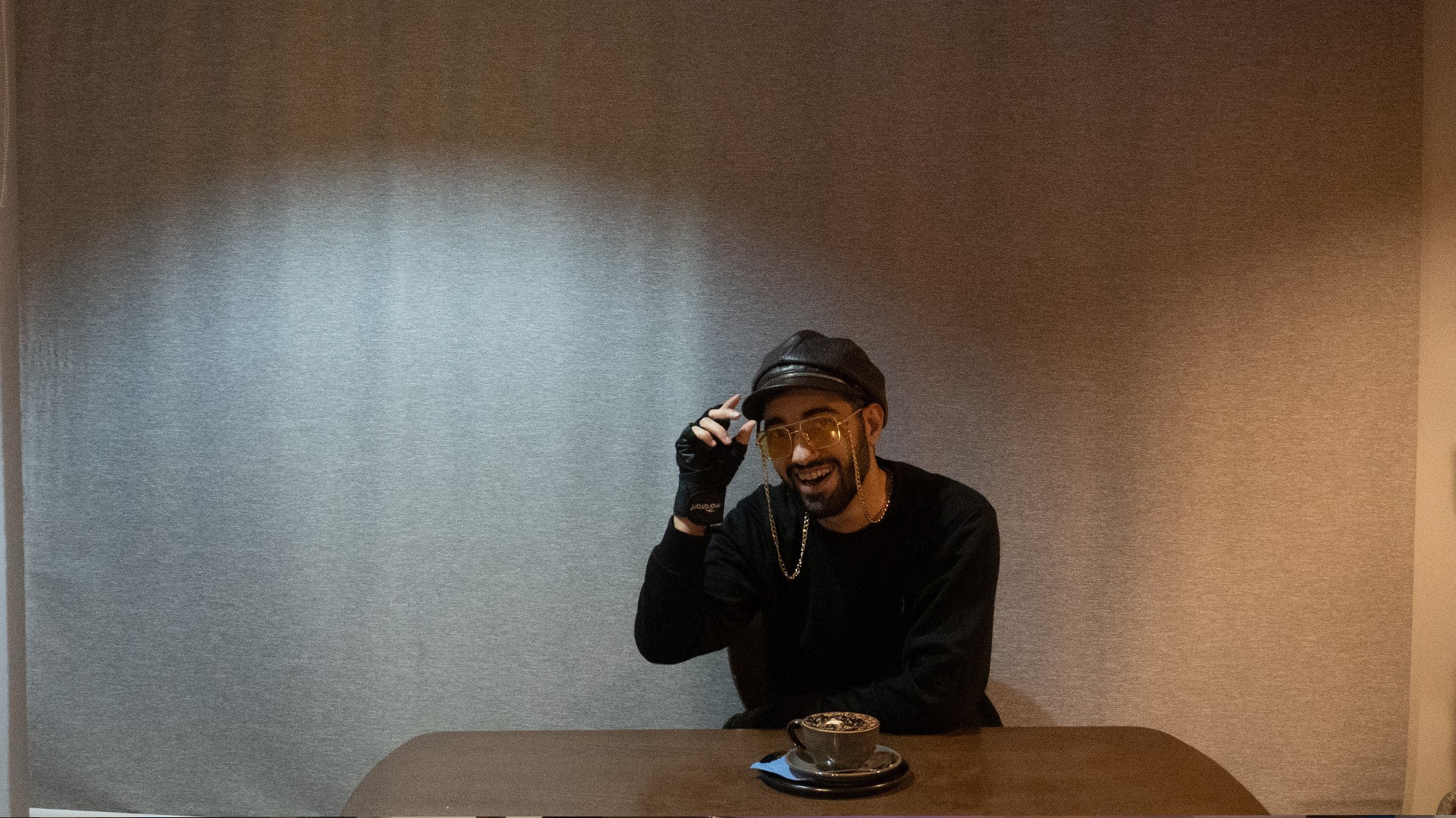 Amir hapel in Coffe public 4